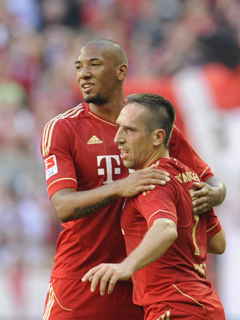 Noch einmal: Franck Ribry nach seinem Schuss zum 2:0. Hier mit Jerome Boateng.