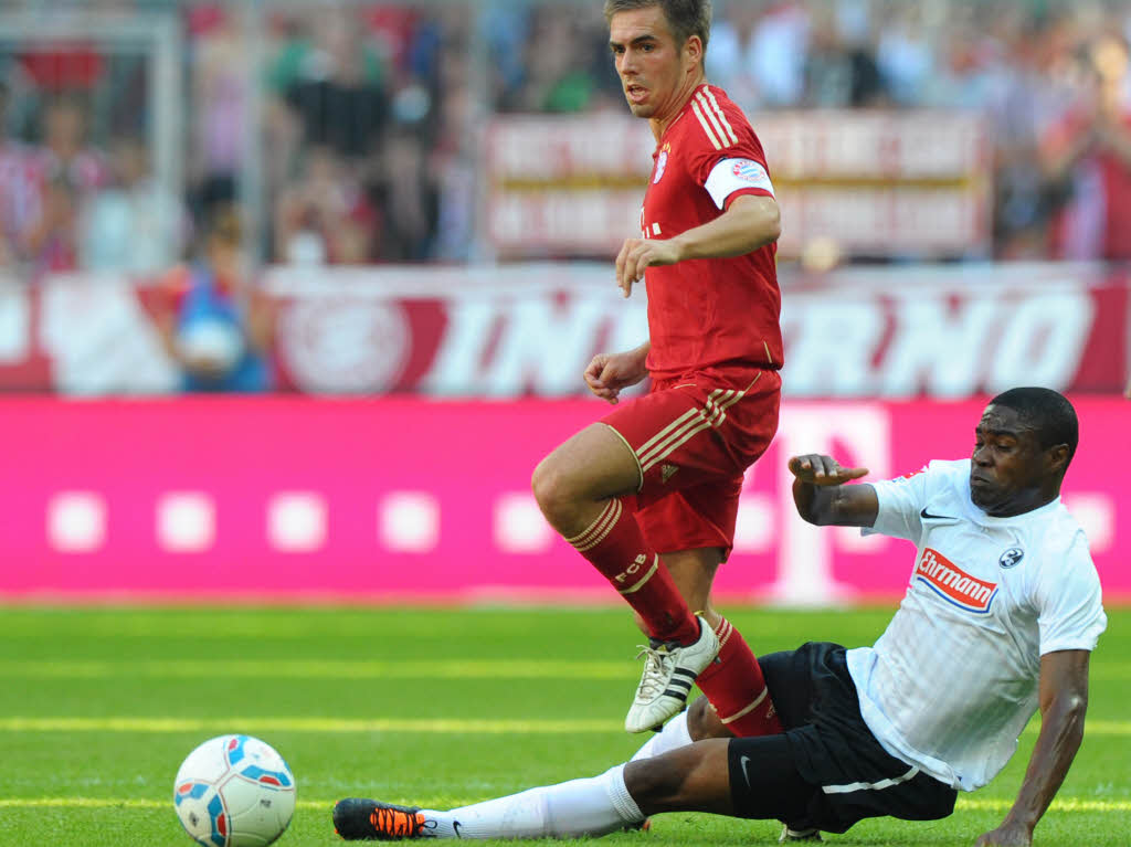 Bayerns Lahm und Freiburgs Cedrick Makiadi.