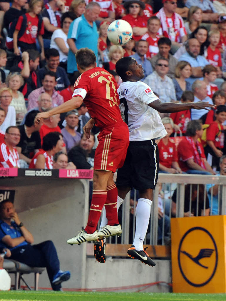 Kopfballduell zwischen dem Bayern Philipp Lahm und Freiburgs Cedrick Makiadi.