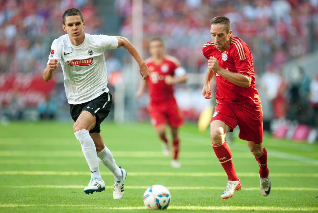 Johannes Flum (Freiburg) kmpft mit Franck Ribry (FC Bayern Mnchen) um den Ballbesitz.