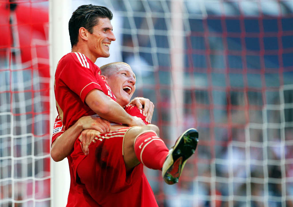 Die Mnchener Mario Gomez und Bastian Schweinsteiger im Jubel vereint nach dem Treffer zum 5:0.