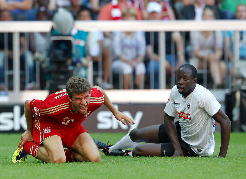 Thomas Mller und Garra Dembl gehen beide nach einem Foulspiel Dembls zu boden. Das Foul fhrte letztendlich zum 6:0 (voriges Bild).