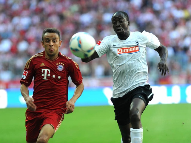 Der SC Freiburg in der Defensive: Frei...kampf um den Ball mit Bayerns Rafinha.  | Foto: SCHN