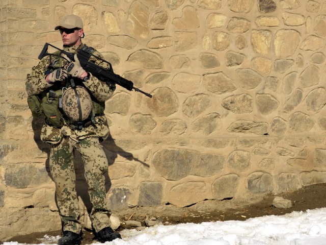 Ein Bundeswehrsoldat der International...utztruppe fr Afghanistan (Archivbild)  | Foto: dapd