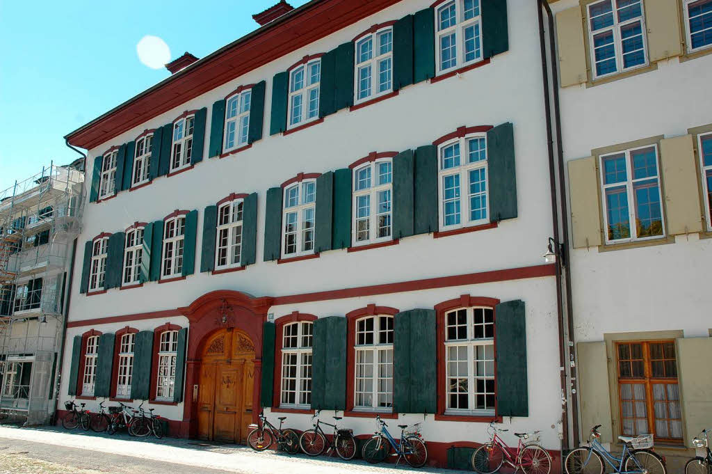 Weie Fassade mit roten Sandsteineinfassungen um Fenster und Tren ist das klassische Bild fr Basels Altstadt.