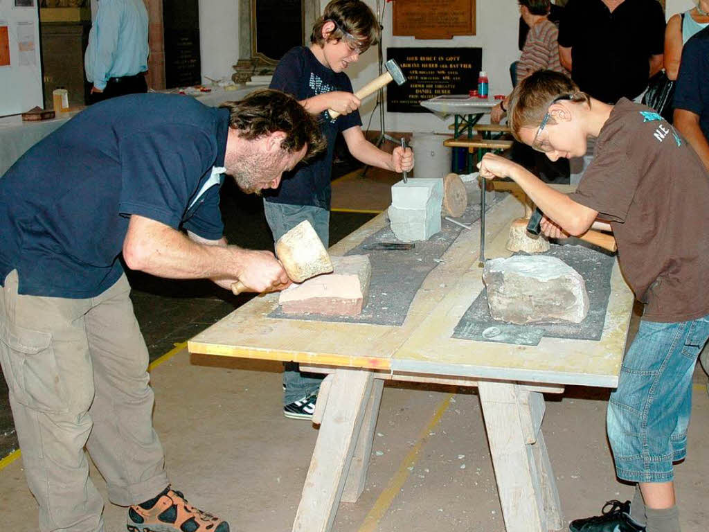 Besucher des Jubilumsfestes Mnsterbauhtte konnten Sandstein mit Hammer und Meiel bearbeiten.