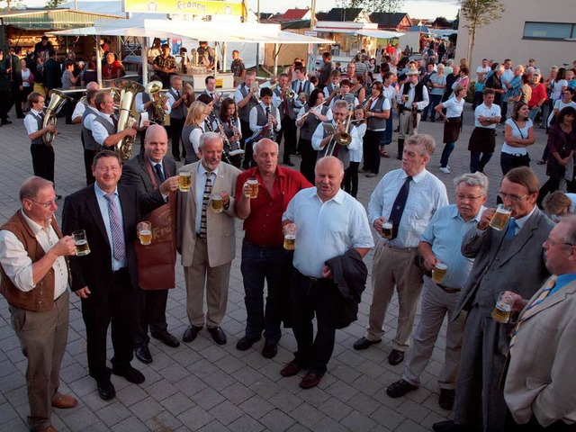 Ein Hoch auf das Badnerland nach dem F...ne 3. von links Gastgeber Jrgen Louis  | Foto: Michael Haberer