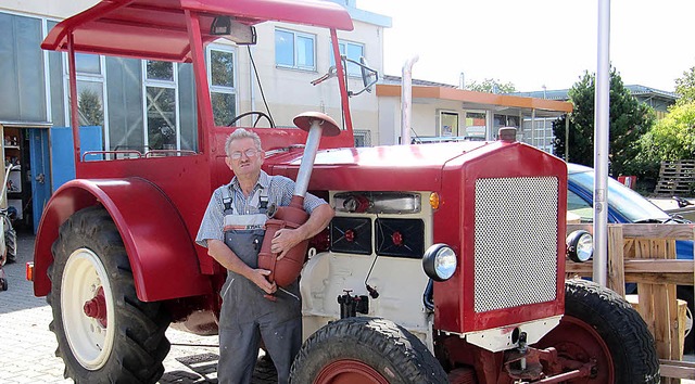 Der Luftfilter muss noch eingebaut wer...seinem Deutz Traktor aus dem Jahr 1940  | Foto: Janina Ruth
