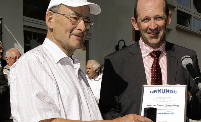 Brgermeister Christian Behringer (rec... Gemeinde Grafenhausen nebst Urkunde.   | Foto: Chris Seifried