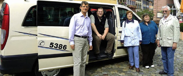 Taxi-Meier (2. von links) sowie die Mi...auf zahlreiche Nutzer des  Rufbusses.   | Foto: Manfred Burkert