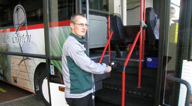 Prfungsingenieur Alexander Bleile bei...tmessung am Einstieg des Schulbusses.   | Foto: Ottmar Faller