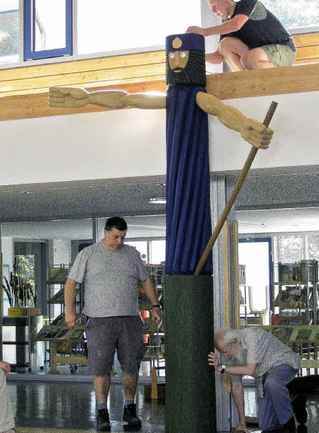 Kunstbildhauer Franz Gutmann (kniend) ... der Bauhofmitarbeiter zu platzieren.   | Foto: Manfred Lange