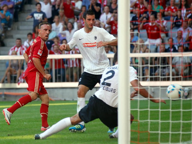 Mnchens Franck Ribery (l.) erzielt ge...10. September 2011 7:0 fr die Bayern.  | Foto: Sebastian Widmann