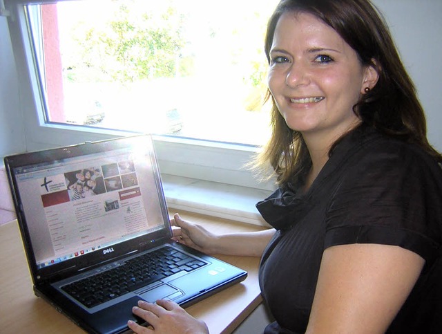 Projektleiterin Stefanie Wehrstein pr...omepage des Kirchenbezirks am Labtop.   | Foto: Gerhard Walser