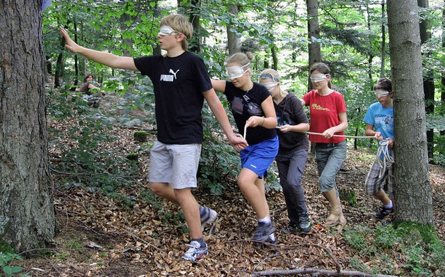 Jugendliche der Junior-Ranger-Freizeit...-Orientierungsspiel im Freimter Wald.  | Foto: Frank Otteni