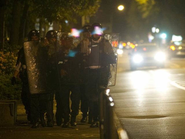 Nach Jugendkrawallen  im Stadtteil Mul...llierten Polizisten durch die Straen.  | Foto: AFP ImageForum