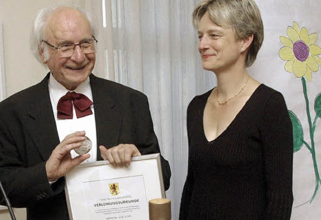 Karl Kuhn mit der Verdienstmedaille und Tochter  | Foto: Ingrid Bhm-Jacob