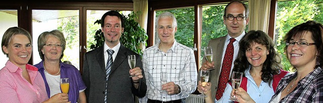 Mit einem Glas Sekt und Brezeln begr...iska Ummenhofer und Christel Steiert.   | Foto: Dieter Maurer