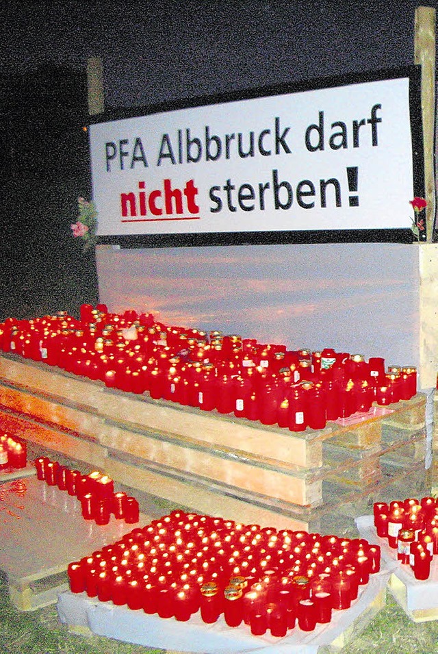 Ein Lichtermeer: Binnen weniger Stunde...n Albbruck mehr als  1000 Grabkerzen.   | Foto: DEHMEL