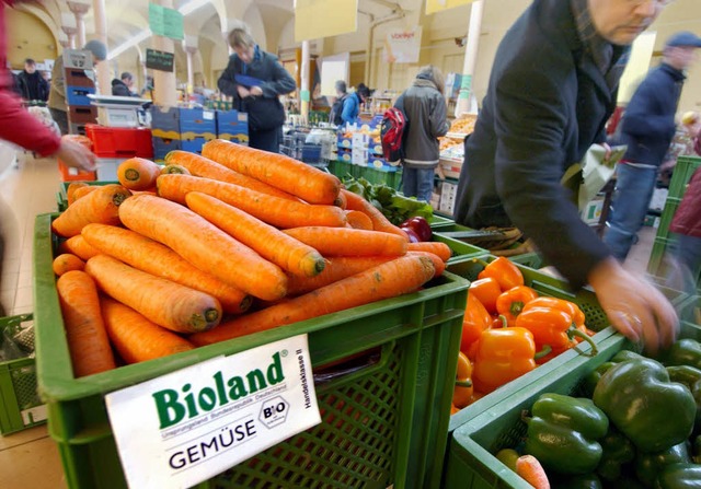 Bundesweit gehandelt: Karotten mit dem Bioland-Logo in einem Geschft in Berlin.  | Foto: A3361 Stephanie Pilick