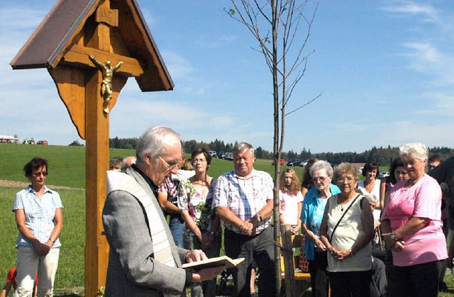 Pfarrer Hans Moser segnete das neue Kr...Passhhe zwischen Bergalingen und Wehr  | Foto: Karin Stckl-Steinebrunner