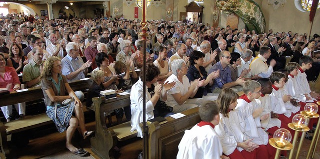 Volles Haus: Etliche Kirchenbesucher m...Stehpltzen am Eingang vorlieb nehmen.  | Foto: Bomans