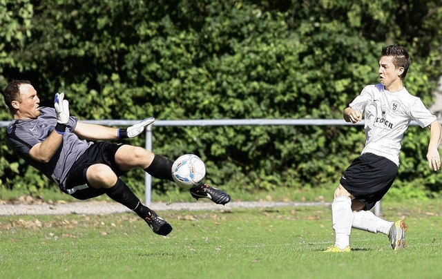 Mario Bergmann (SC Offenburg) scheitert an FSV-Torwart  Bjrn Oswald.   | Foto:  Peter Aukthun