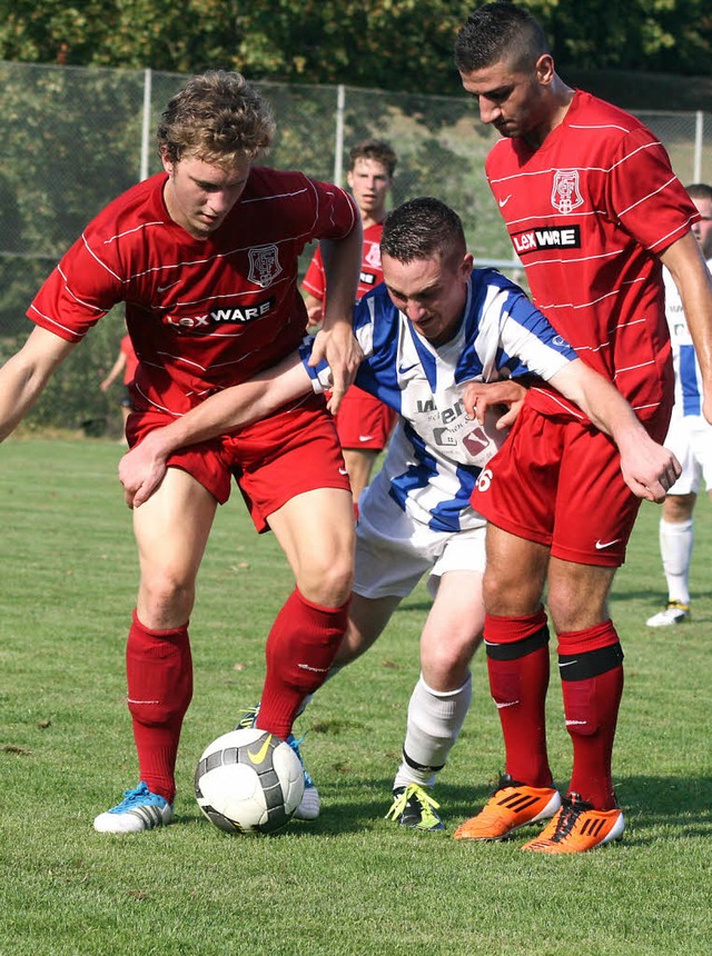 Kein Durchkommen gab es in dieser Szen...r Schmidt (links) und Sleyman Inan.    | Foto: Andreas Klein