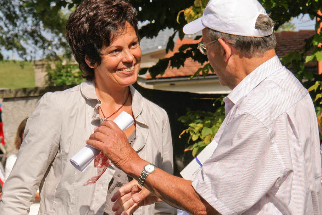 Pfarrgemeinderatsvorsitzende Rita Schwarz-Jger berreichte dem scheidenden Pfarrer ein Geschenk