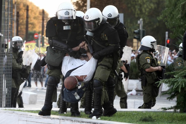 Auseinandersetzungen in Thessaloniki: ...chaftspolizisten fhren einen Mann ab.  | Foto: dpa