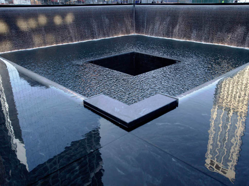 Wolkenkratzer spiegeln sich im Wasser des Memorial Pools