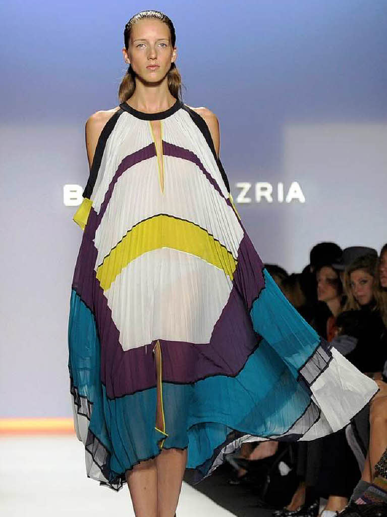 ppiges Kleid mit Plissee-Falten von BCBGMAXAZRIA