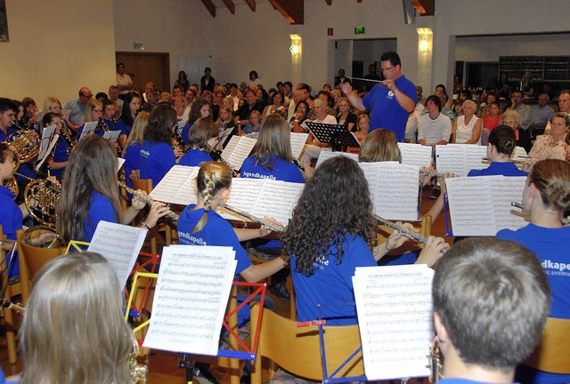 Vor groer Kulisse gaben die Jungmusik... Brgerhaus Kostproben ihres Knnens.   | Foto: Roland Vitt