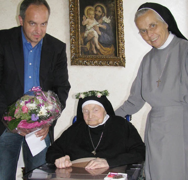 Mit 103 Jahren ist Schwester Ferrero d...wester Gertraud herzlich gratulierten.  | Foto: Manfred Lange