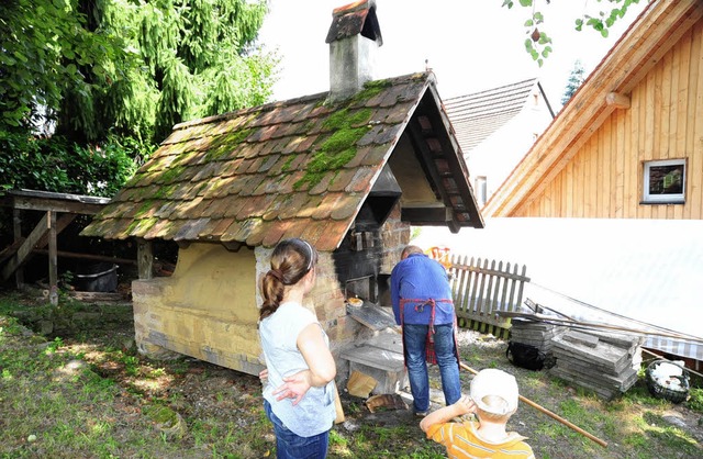 Das &quot;alte&quot; neue Backhsli de...efan Kleint und beobachtet von Kindern  | Foto: Hans-E. Meidhof