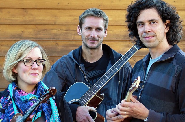 Das Trio Viadukt (von links): Susanne ...d Philipp Schwrer (Klavier/Ukulele).   | Foto: Eva Weise