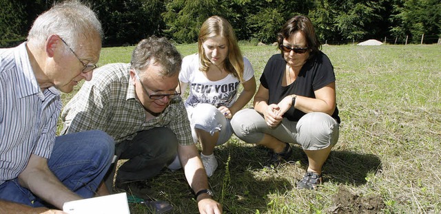 Von wegen stinkt nur: Kuhfladen sind L... und Bernd Ihle zwei Teilnehmerinnen.   | Foto: heidi fssel