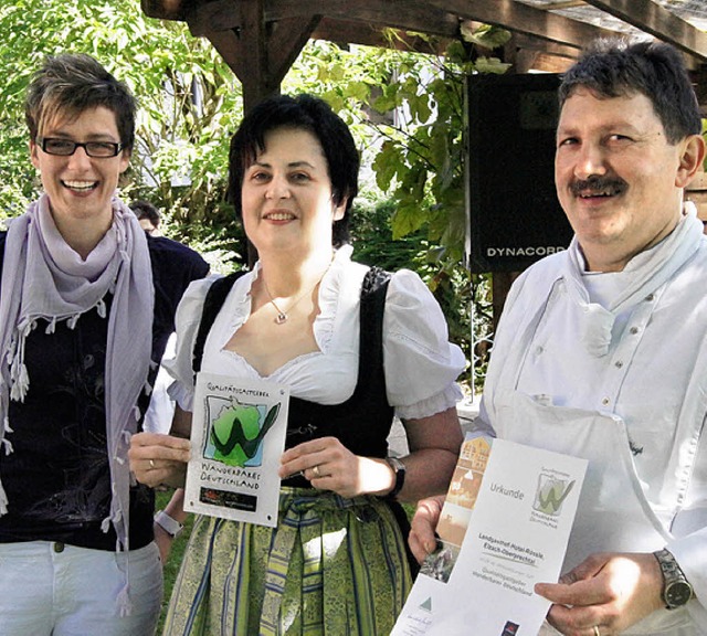 &#8222;Zweitlerland&#8220;-Geschftsf...ttina (Mitte) und Artur Vogt (rechts).  | Foto: Roland Gutjahr