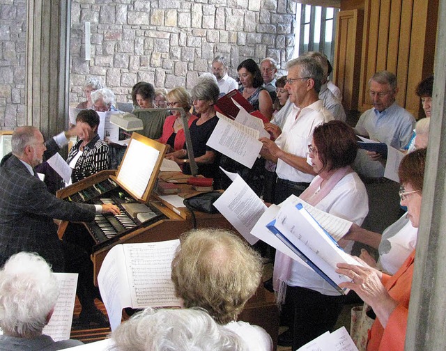 Der Mnsterchor unter Leitung von Mich...z die Messe in F von Thodore Dubois.   | Foto: Michael Gottstein