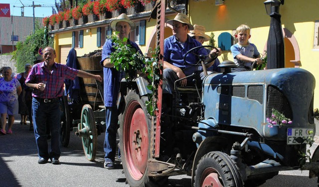 Zur Erffnung des Achkarrer &#8222;Tro... historische Traktoren durch das Dorf.  | Foto: benjamin bohn