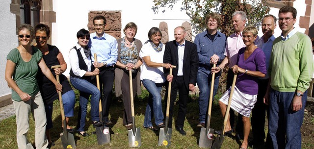 Groe Runde beim Spatenstich frs neue evangelische Gemeindehaus in Brombach.   | Foto: Paul Schleer