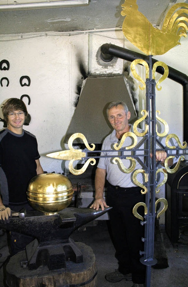 Tobias und Heinrich Bach haben ihn ihr...r Kirche St. Johann Baptist montiert.   | Foto: Dieter Maurer