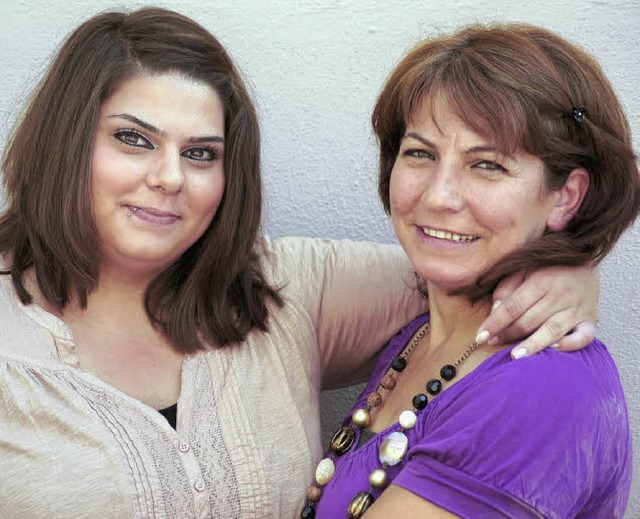 Birsen Sen (rechts) wird von ihrer Tochter Gamze Boydak untersttzt.  | Foto: charlotte janz