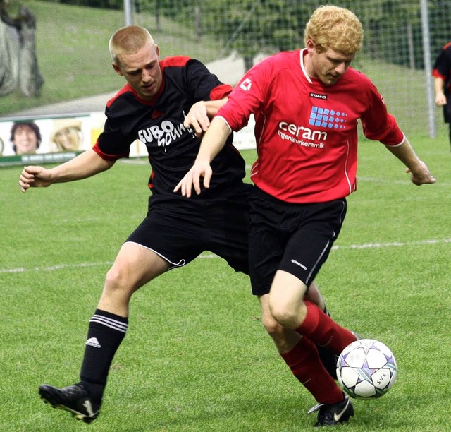 Alles unter Kontrolle: Der Eschbacher ...iederhofer Dennis Beczkowiak am Ball.   | Foto: scheibengruber