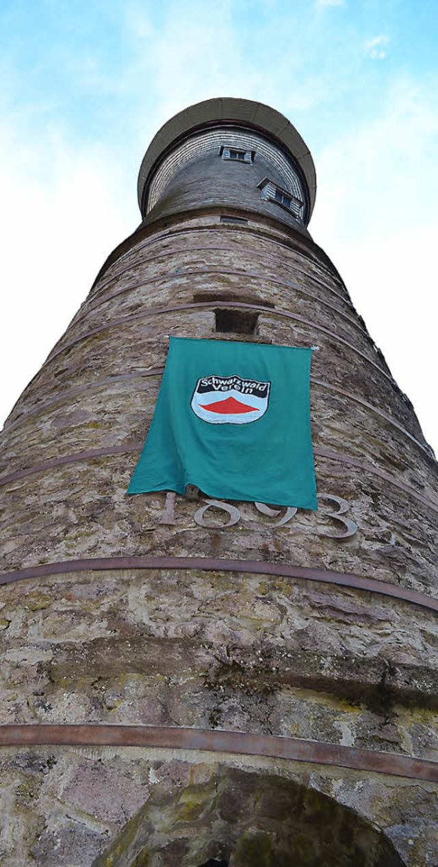 Ein Banner des Schwarzwaldvereins zierte  den Aussichtsturm auf der Hohen Mhr.   | Foto: Paul Berger