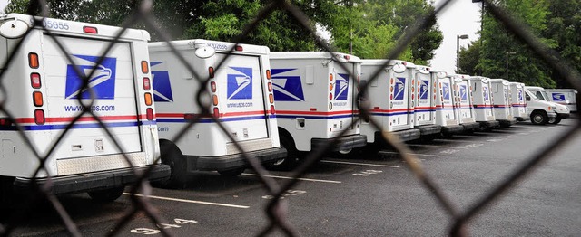 Amerikanische Postautos stehen auf einem Parkplatz in Virginia.  | Foto: AFP