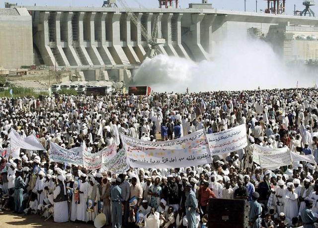 Die Erffnung des Staudamms im Mrz 20...t regierungsfreundlicher Demonstranten  | Foto: dpa