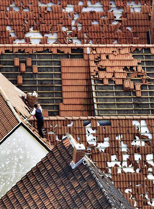 700 Huser wurden in Bernburg und Umge...rschte  bei Dachdeckern Hochbetrieb.    | Foto: dpa