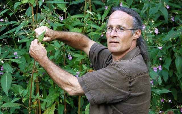 „Mit Hokuspokus nichts am Hut“: Becker bei der Zutatenernte | Foto: Rüffer „Mit Hokuspokus nichts am Hut“: Becker bei der Zutatenernte | Foto: Rüffer