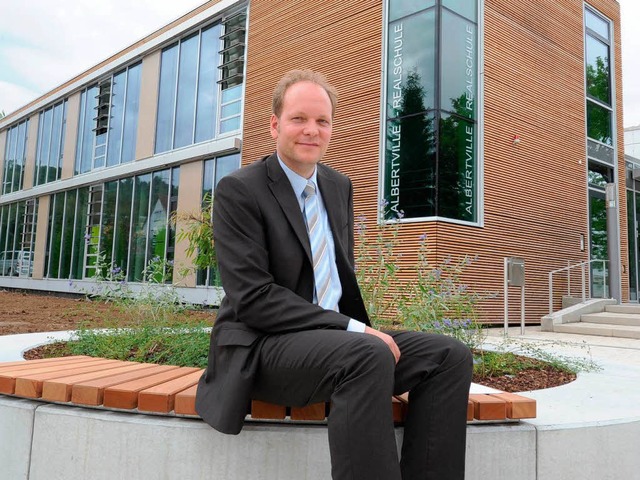 Sven Kubick sitzt vor der Albertville-Realschule in Winnenden.  | Foto: dpa